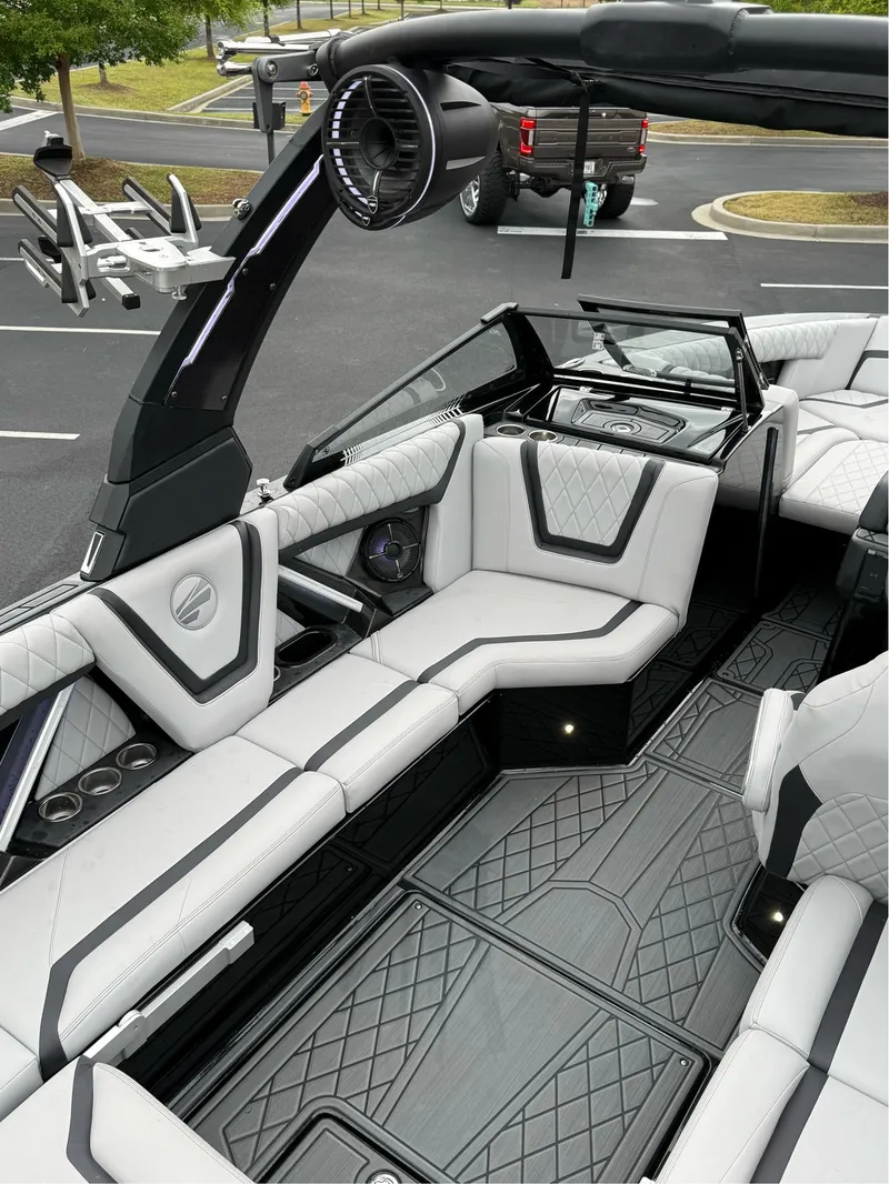 Slide: The Image of Tigé 25ZX 2022 - 38