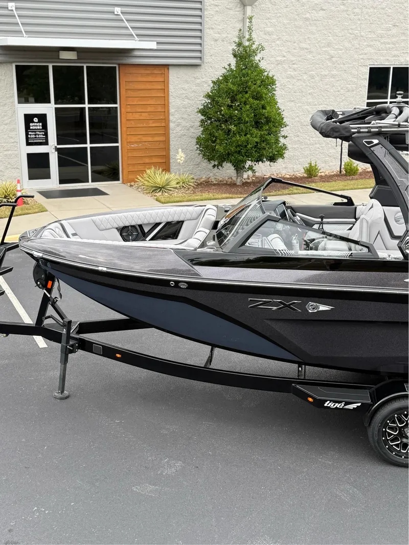 Slide: The Image of Tigé 25ZX 2022 - 5