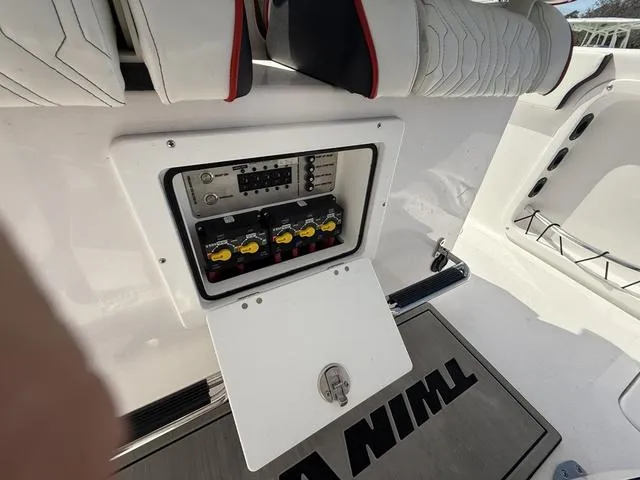 Slide: The Image of Twin Vee 280 GFX2 2025 - 39