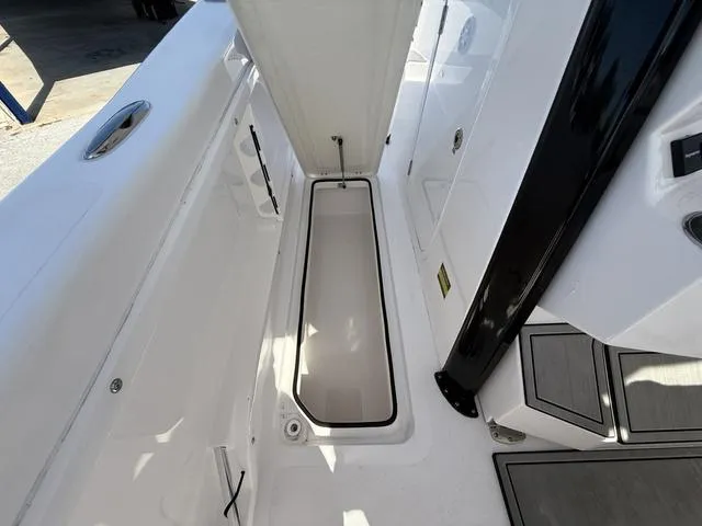 Slide: The Image of Twin Vee 280 GFX2 2025 - 41