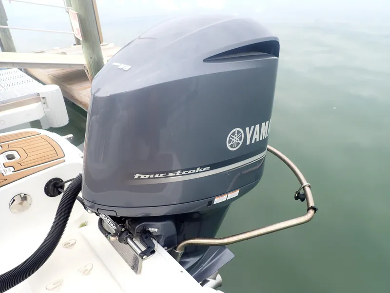 Slide: The Image of Yamaha four-stroke outboard motor on 2016 Hurricane SunDeck 2690 OB boat. - 43