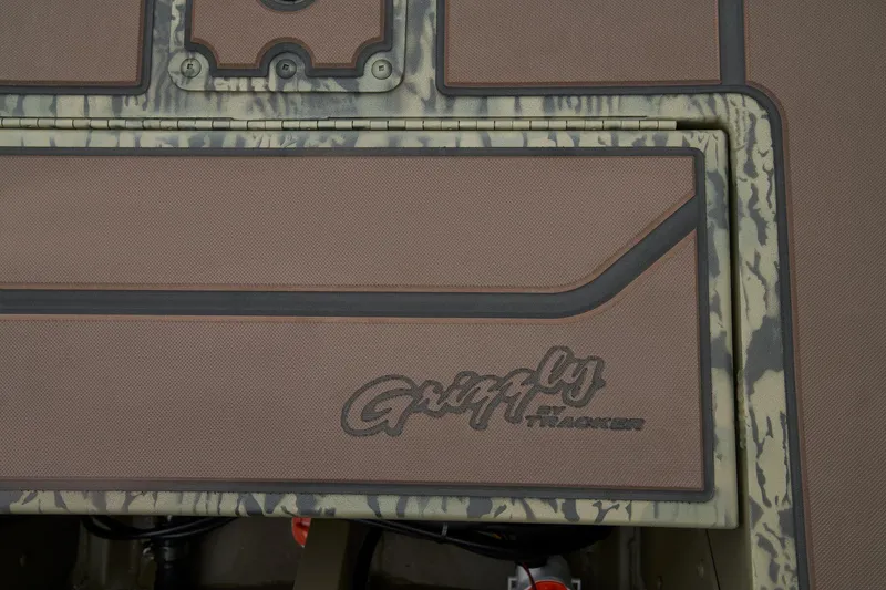 Slide: The Image of Tracker Grizzly 1860 CC 2025 - 40