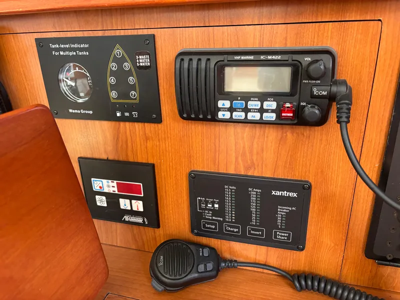 Slide: The Image of Hunter 41 Deck Salon 2008 - 71