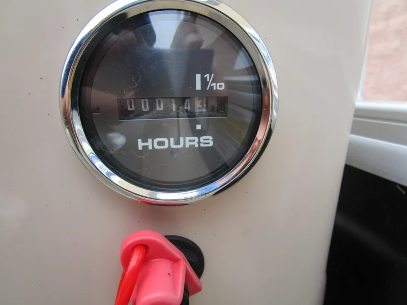 Slide: The Image of Hour meter on 2019 Sun Tracker SPORT FISH 22 XP3 boat dashboard. - 9