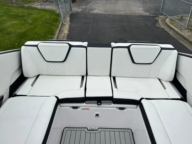 Slide: The Image of 2025 Yamaha Boats 252SD interior with white cushioned seating and sleek design. - 24