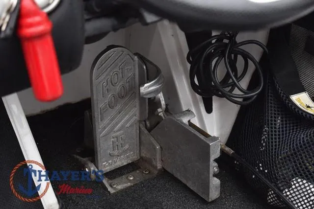 Slide: The Image of Throttle pedal in a 2015 Nitro Z Series Z-8 boat cockpit. - 19