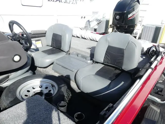 Slide: The Image of Tracker Pro 170 2020 - 9