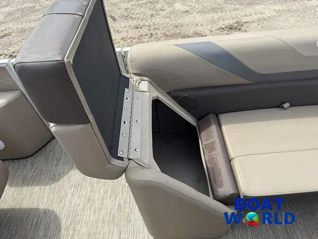 Slide: The Image of Bennington 22 SSR Pontoon 2021 - 13