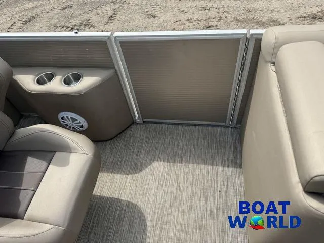 Slide: The Image of Bennington 22 SSR Pontoon 2021 - 14