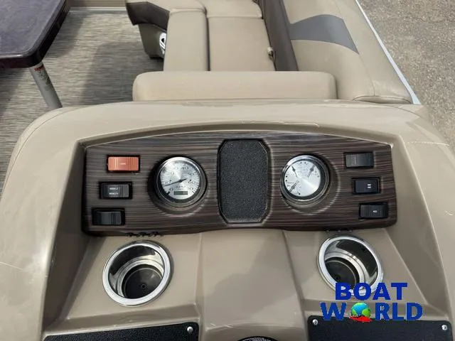 Slide: The Image of Bennington 22 SSR Pontoon 2021 - 19