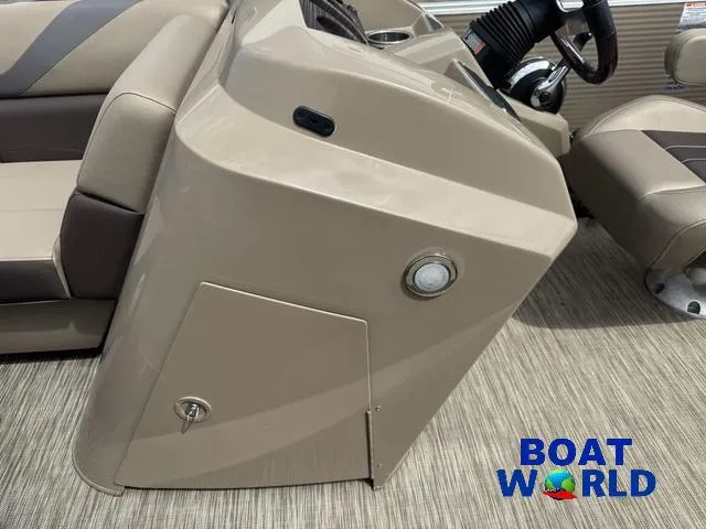 Slide: The Image of Bennington 22 SSR Pontoon 2021 - 20