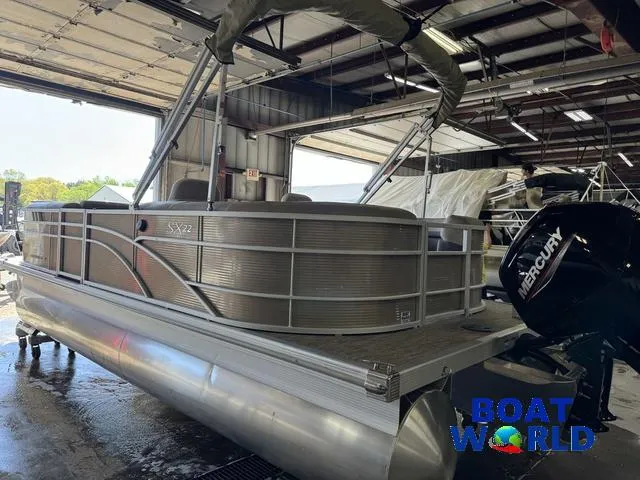 Slide: The Image of Bennington 22 SSR Pontoon 2021 - 25