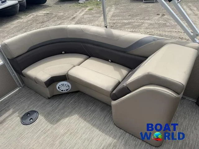 Slide: The Image of Bennington 22 SSR Pontoon 2021 - 28