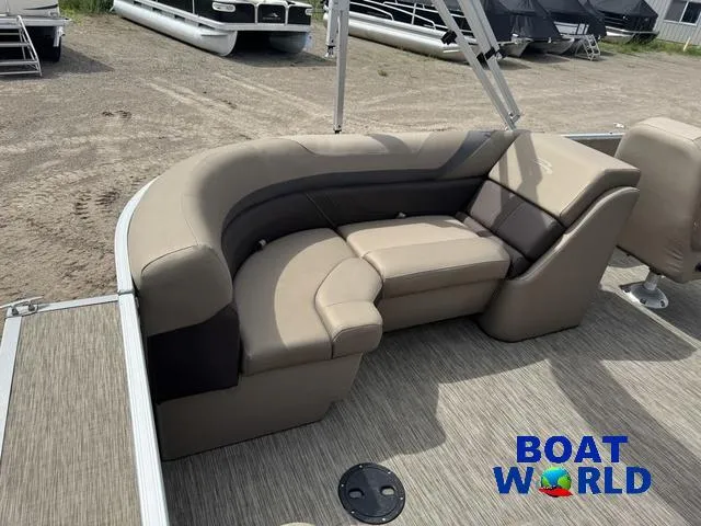 Slide: The Image of Bennington 22 SSR Pontoon 2021 - 31