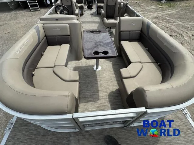 Slide: The Image of Bennington 22 SSR Pontoon 2021 - 4