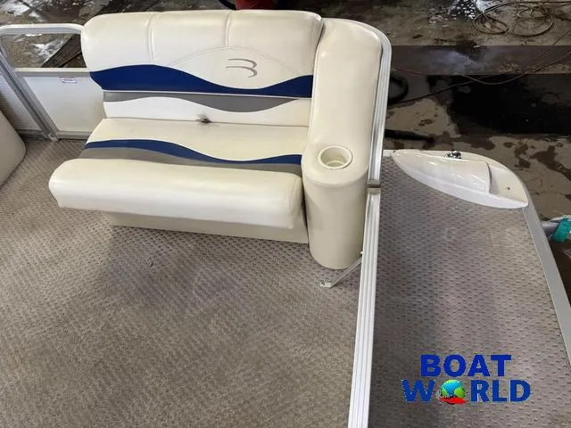 Slide: The Image of 2005 Bennington 186L Pontoon boat seat with cup holder, displayed at Boat World. - 12