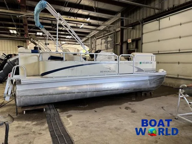 Slide: The Image of 2005 Bennington 186L Pontoon boat in a warehouse, displayed by Boat World. - 15