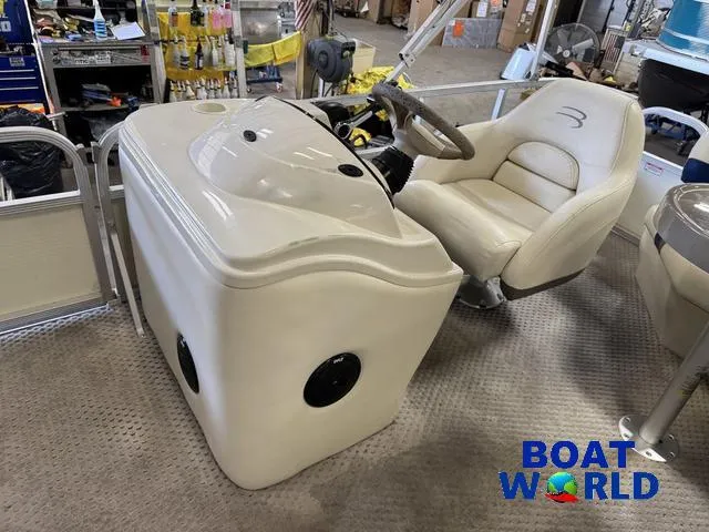 Slide: The Image of 2005 Bennington 186L Pontoon boat interior with steering console and captain's chair. - 17