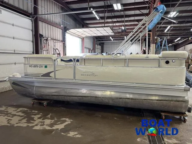 Slide: The Image of 2005 Bennington 186L Pontoon boat in a warehouse setting. - 21