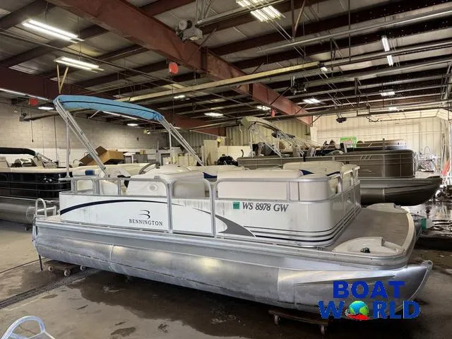 Slide: The Image of 2005 Bennington 186L Pontoon boat in indoor storage at Boat World. - 28