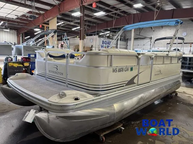 Slide: The Image of 2005 Bennington 186L Pontoon boat in a showroom with blue canopy. - 32