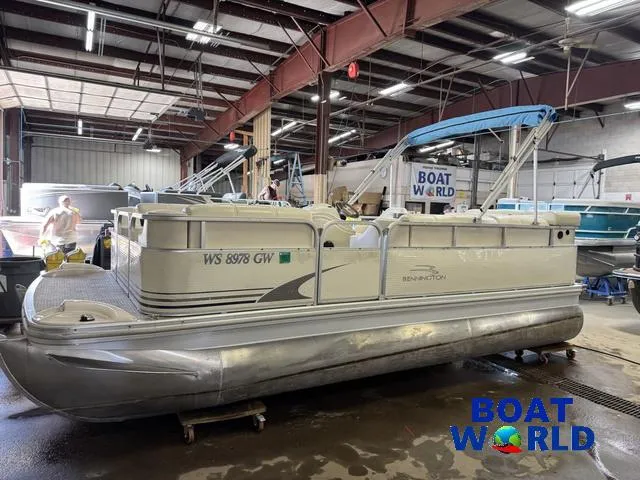 Slide: The Image of 2005 Bennington 186L Pontoon boat in a warehouse at Boat World. - 33