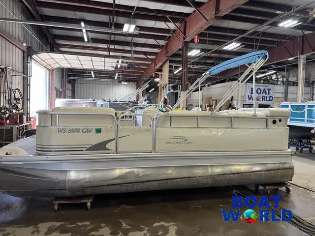 Slide: The Image of 2005 Bennington 186L Pontoon boat in a warehouse at Boat World. - 34