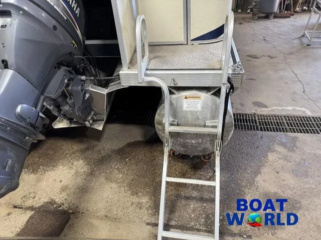 Slide: The Image of 2005 Bennington 186L Pontoon with Yamaha engine and ladder at Boat World. - 40