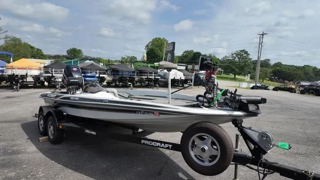 Slide: The Image of 1997 Pro Craft 200 Super Pro boat on trailer in outdoor lot. - 7