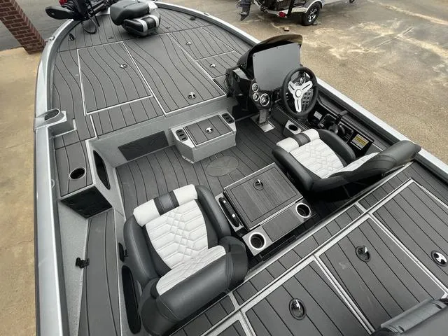 Slide: The Image of Vexus AVX 2100 2025 - 3