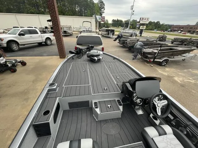 Slide: The Image of Vexus AVX 2100 2025 - 4