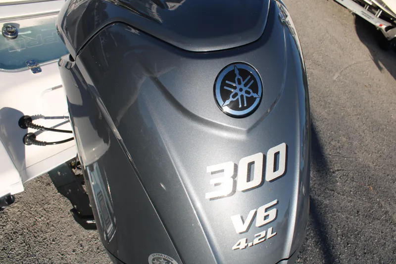 Slide: The Image of 2024 Sea Pro 250 Bay with Yamaha 300 V6 4.2L outboard engine. - 10