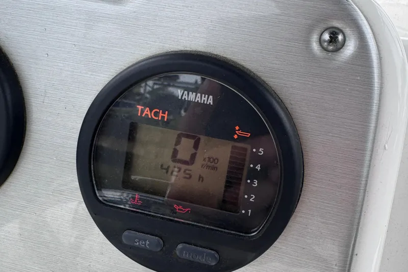 Slide: The Image of Yamaha tachometer on 2011 Sea Hunt Triton 225 boat, displaying 425 hours. - 9
