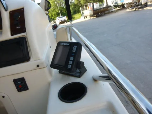 Slide: The Image of Console of a 2000 SeaArk Sunstar 21 boat with Lowrance device. - 10
