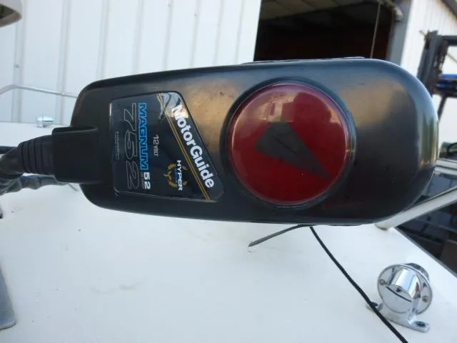 Slide: The Image of MotorGuide trolling motor on 2000 SeaArk Sunstar 21 boat, featuring Magnum 752 model. - 13