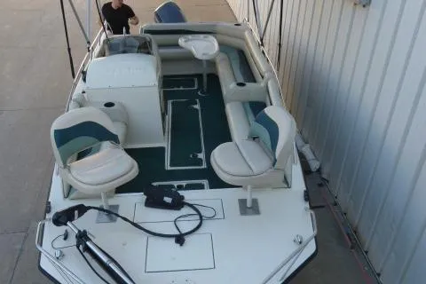 Slide: The Image of 2000 SeaArk Sunstar 21 boat with spacious seating and modern design. - 14
