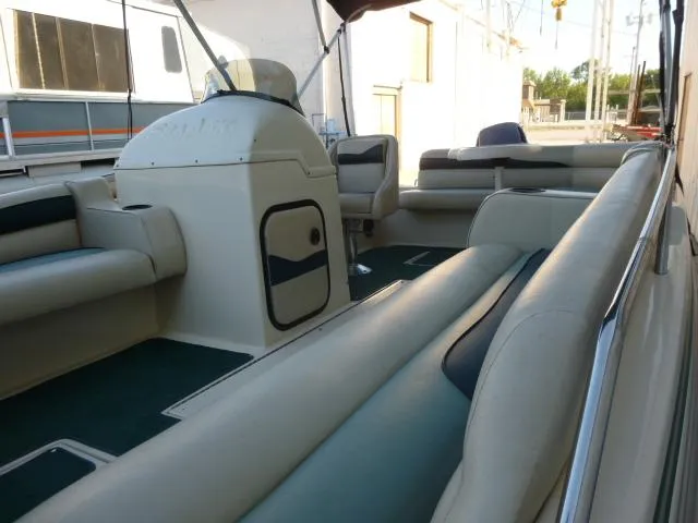 Slide: The Image of 2000 SeaArk Sunstar 21 boat interior with spacious seating and helm. - 18