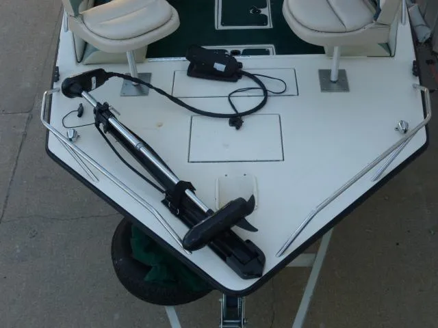 Slide: The Image of Bow of a 2000 SeaArk Sunstar 21 boat with seating and trolling motor. - 28