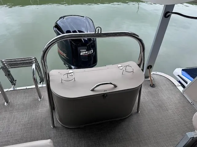 Slide: The Image of 2016 Tahoe Pontoon Vista Funship Entertainer with Yamaha 250 engine on calm water. - 22