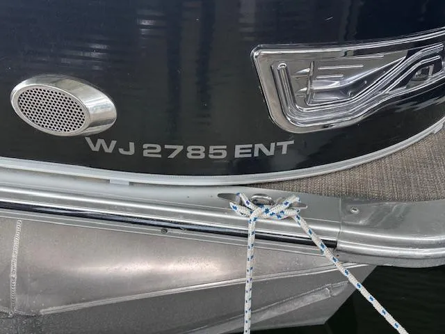 Slide: The Image of 2016 Tahoe Pontoon Vista Funship Entertainer, model WJ 2785 ENT, with mooring rope. - 27