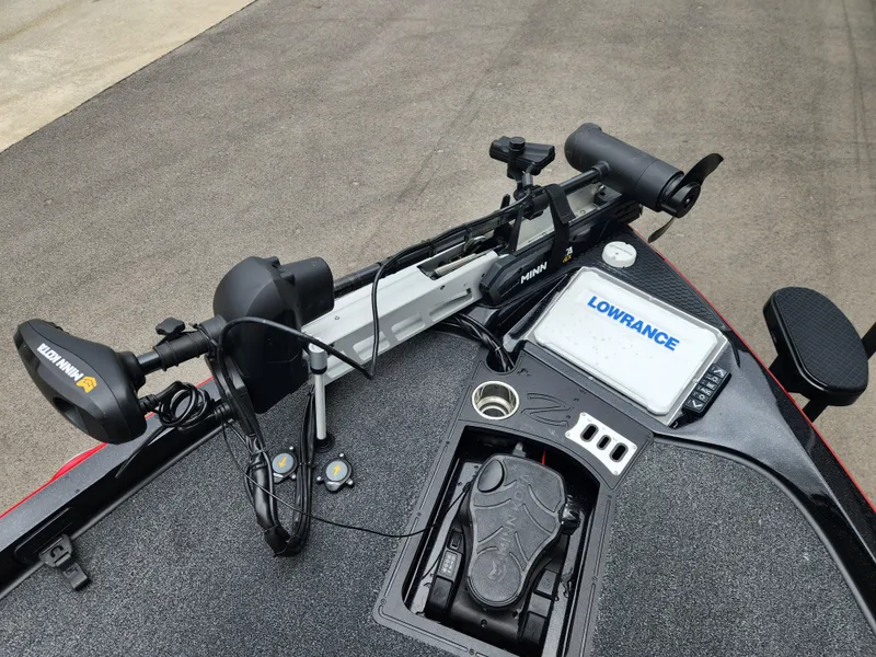 Slide: The Image of 2022 Ranger Z521L boat deck with Lowrance electronics and Minn Kota trolling motor. - 12