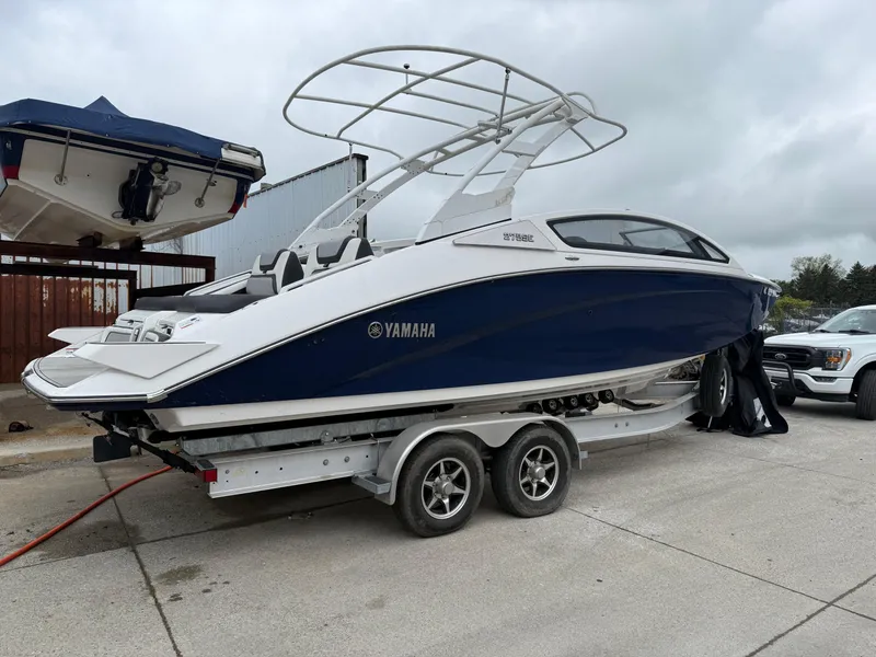Slide: The Image of 2021 Yamaha Boats 275SE on trailer, sleek design, blue and white color scheme. - 8