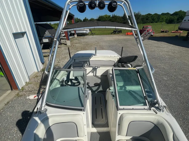 Slide: The Image of 1999 MasterCraft Prostar 205 boat with open cockpit and wakeboard tower. - 4