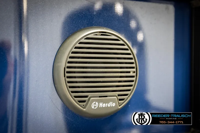 Slide: The Image of Speaker on a 2021 Trifecta 22 CS boat, featuring a Herdio grille. - 48