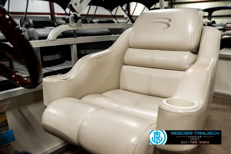 Slide: The Image of Luxurious beige captain's chair on a 2003 Bennington 2050 RL boat. - 36