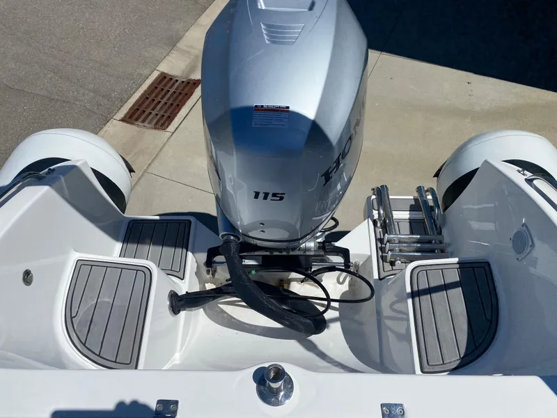 Slide: The Image of Walker Bay Generation 525 DLX 2021 boat with Honda 115 outboard motor. - 19