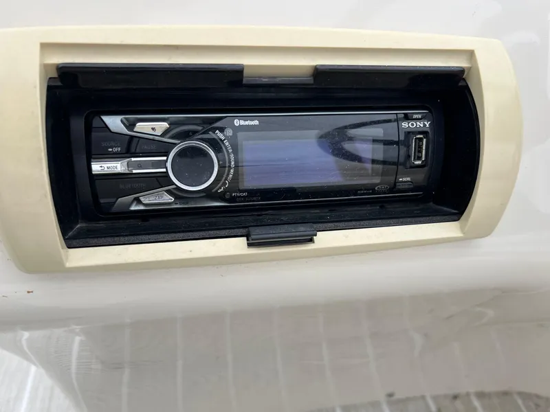 Slide: The Image of Sony Bluetooth stereo system in a 2004 Bennington 2575 RLX boat. - 10
