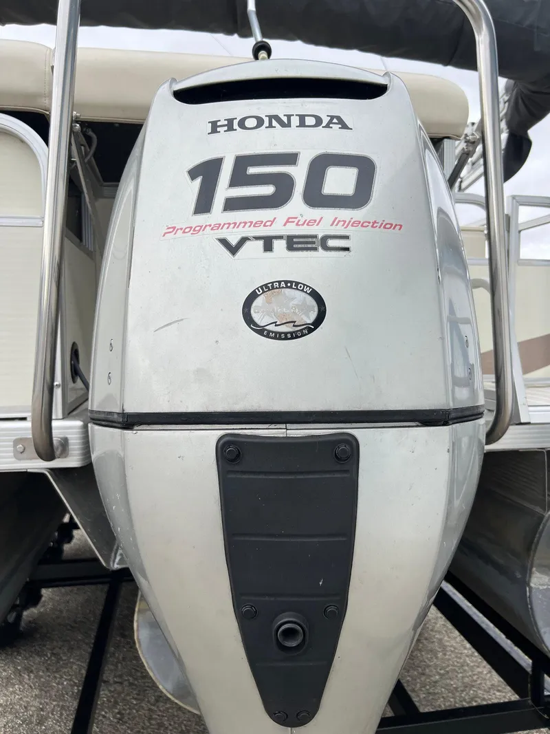 Slide: The Image of Honda 150 VTEC outboard motor on 2004 Bennington 2575 RLX boat. - 15