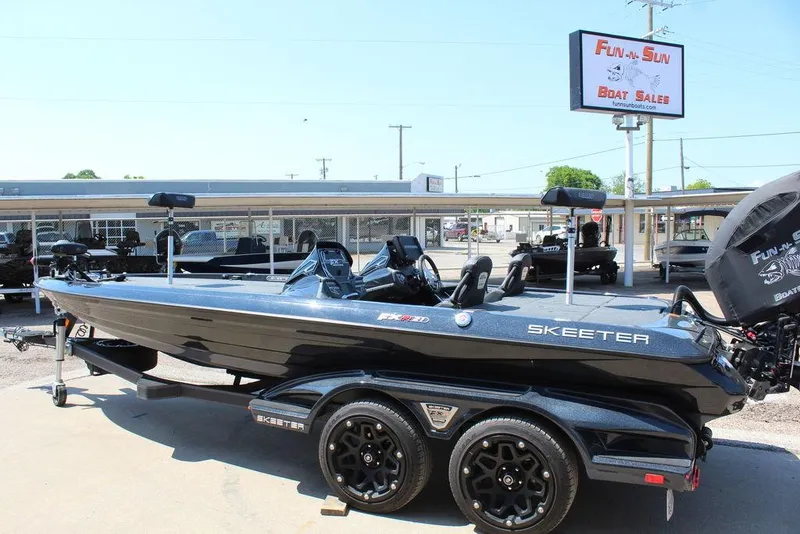 Slide: The Image of 2020 Skeeter FXR21 Apex boat at Fun-N-Sun Boat Sales dealership. - 13