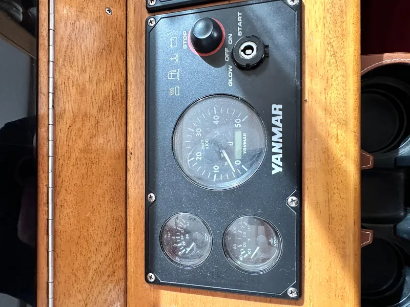 Slide: The Image of Yanmar engine control panel on 2005 Great Harbour N37 boat. - 47